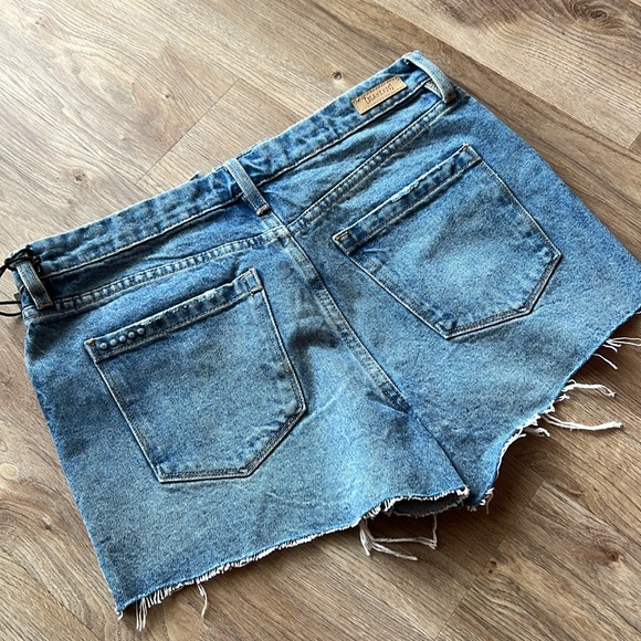 BLANKNYC Distressed Jean shorts - Picture 3 of 5